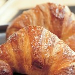 Brioches und Aprikosenmarmelade