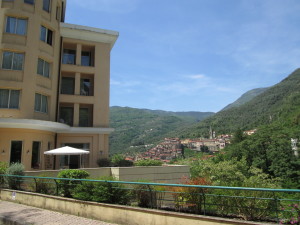 Die Therme mit Blick auf Pigna