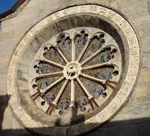 die Rosette der romanischen Kirche San Michele Arcangelo
