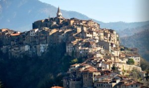 Apricale mit dem Castello della Lucertola