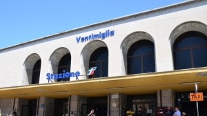 vor dem Bahnhof von Ventimiglia