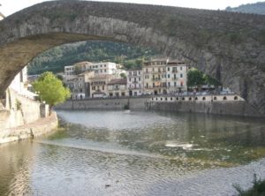 die antike Steinbruecke von Dolceacqua