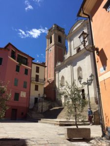 Perinaldo Piazza vor der Kirche