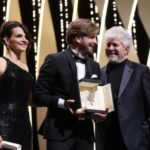 Robin Oestlund erhaelt die Goldene Palme ueberreicht von Pedro Almodovar und Juliette Binoche