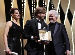Robin Oestlund erhaelt die Goldene Palme ueberreicht von Pedro Almodovar und Juliette Binoche
