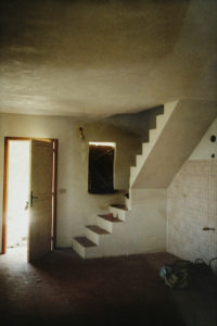 Kuechenbereich mit Treppe nach oben