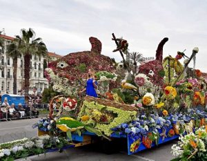 der Festwagen il pesce luna von Cipressa gewinnt den ersten Preis